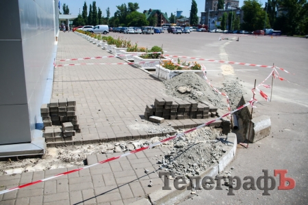 Строительство напротив «Амстора»: как раскопали, так и закопают