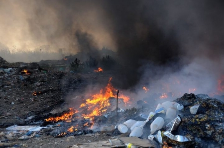 14 годин кременчуцькі рятівники боролися з вогнем на Деївському сміттєзвалищі