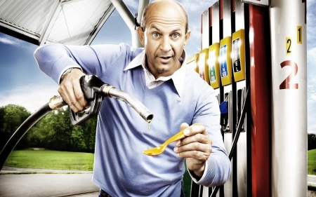 В Полтаве замдиректора нефтебазы пытался продать около 100 тонн поддельного бензина