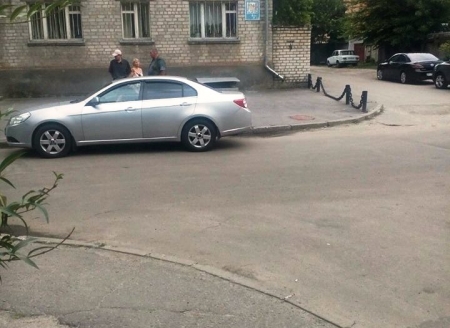 В Кременчуге 6-летняя девочка попала под машину