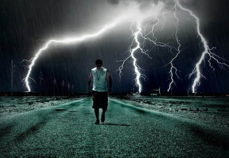 Что делать во время грозы: выключите мобильные телефоны и закройте окна