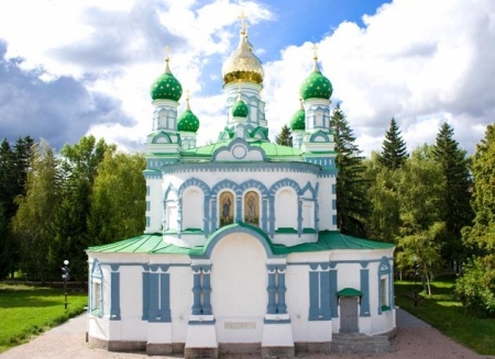 В Полтаве храм украсили двуглавым орлом и Петром І на коне, который топчет жёлто-голубой флаг