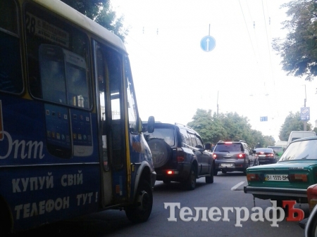 На Крюковском мосту и в центре Кременчуга пробка из-за грузовика