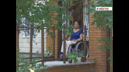 Украинцы собрали деньги полтавчанке-инвалиду, которую оштрафовали за самостоятельно оборудованный пандус