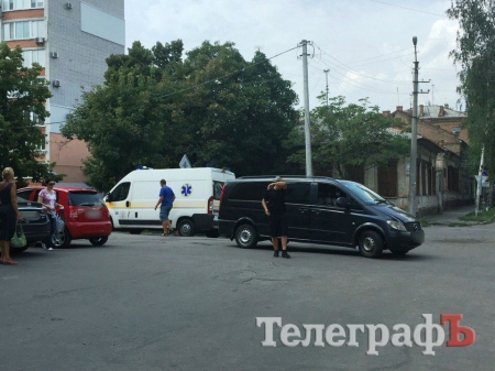 В центре Кременчуга ДТП: стоит Mercedes, лежит велосипед