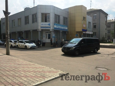 В центре Кременчуга ДТП: стоит Mercedes, лежит велосипед