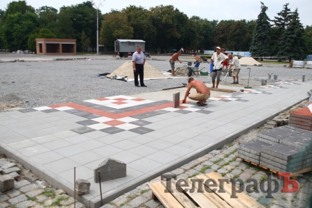 На площі Перемоги почали викладати вишиванку