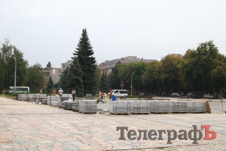 На площі Перемоги почали викладати вишиванку