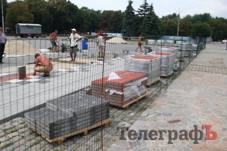 На площі Перемоги почали викладати вишиванку