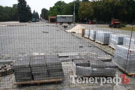 На площі Перемоги почали викладати вишиванку