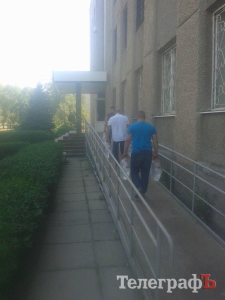 Кременчужанам, які під палючим сонцем боронять землю, передали воду