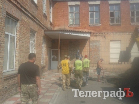 Кременчужанам, які під палючим сонцем боронять землю, передали воду