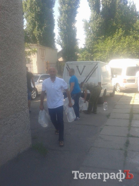 Кременчужанам, які під палючим сонцем боронять землю, передали воду Кременчужанам, які під палючим сонцем боронять землю, передали воду