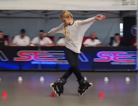 В конце рабочего дня: что может сделать 11-летняя девочка на роликах