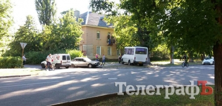 В Кременчуге после ДТП маршрутка вылетела на тротуар