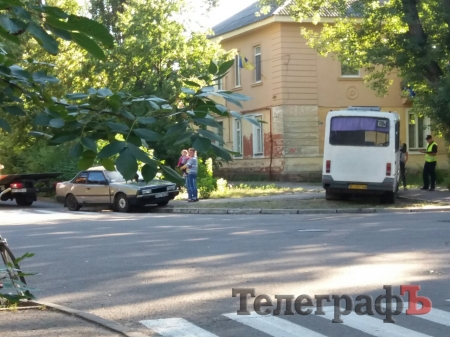 В Кременчуге после ДТП маршрутка вылетела на тротуар