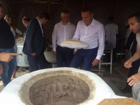 Як Малецький хліб у тандирі пік