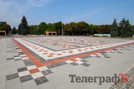 На центральной площади Кременчуга закончили выстилать «вышиванку» из плитки