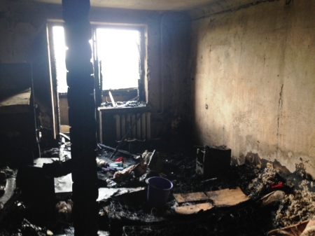 В Кременчуге из-за машин и клумб во дворе спасатели не смогли вовремя проехать к пожару