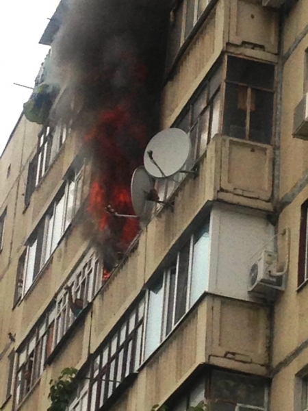 В Кременчуге из-за машин и клумб во дворе спасатели не смогли вовремя проехать к пожару