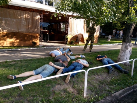 В Полтаве задержали группу рэкетиров, которые избили предпринимателя