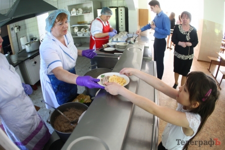 Итоги проверок пищеблоков учебных заведений Кременчуга: грибок на стенах, холодная еда и повара без перчаток