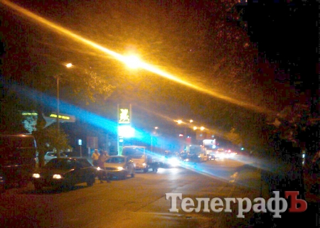 Вчера вечером коммунальники «успокаивали море» на Крюковском мосту