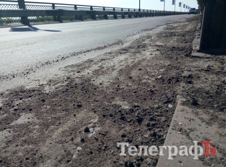 Вчера вечером коммунальники «успокаивали море» на Крюковском мосту