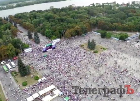 Парад вышиванок в Кременчуге: сверху, сбоку и изнутри Парад вышиванок в Кременчуге: сверху, сбоку и изнутри