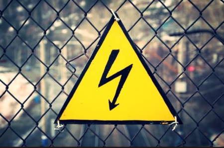 На Полтавщине во дворе дома от удара током погиб 3-летний ребенок На Полтавщине во дворе дома от удара током погиб 3-летний ребенок