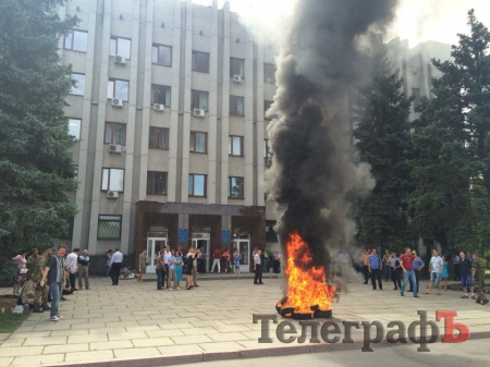 Сессия Кременчугского горсовета 30 августа: храм, Крым и горящие шины