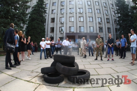 Скандал на сессии Кременчугского горсовета: возле мэрии горят шины из-за «домика Шаповалова»