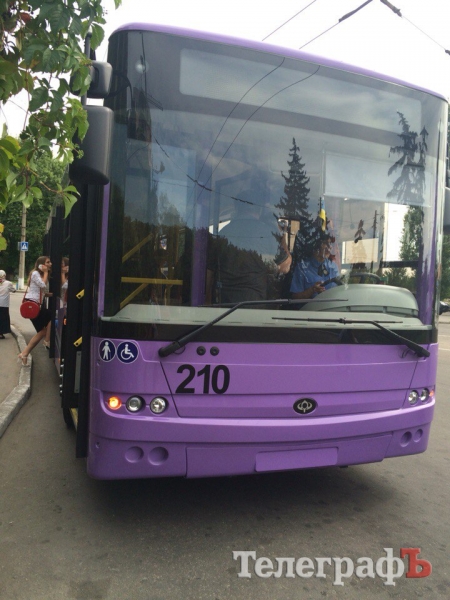 В Кременчуге на маршрут вышел любвеобильный троллейбус «цвета утренней зари»