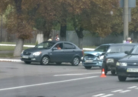 В Кременчуге на ул. Вадима Пугачева одновременно два ДТП В Кременчуге на ул. Вадима Пугачева одновременно два ДТП