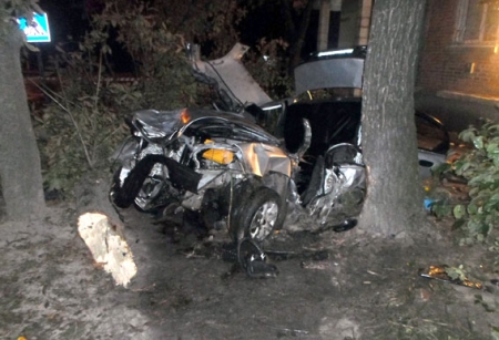 На Полтавщине Lanos врезался в дерево: три человека погибли