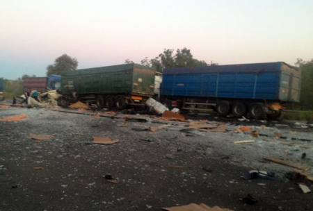 На Полтавщине столкнулись 2 фуры и «Мercedes Benz»: трое людей погибли