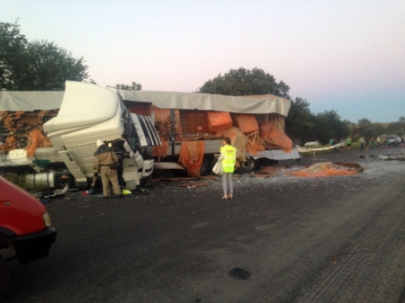 На Полтавщине столкнулись 2 фуры и «Мercedes Benz»: трое людей погибли На Полтавщине столкнулись 2 фуры и «Мercedes Benz»: трое людей погибли