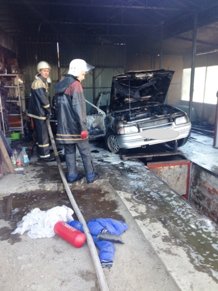 На Молодёжном в автомастерской загорелся Ford