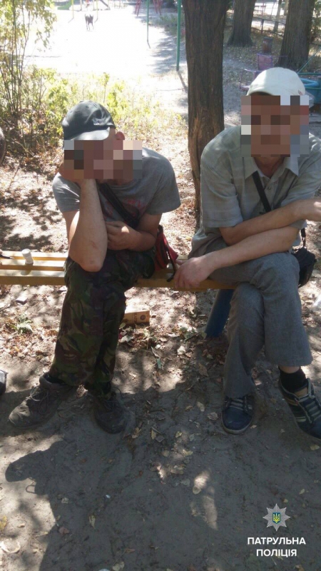 В Кременчуге у мужчин на детской площадке отобрали Kinder с сюрпризом