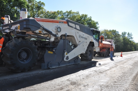 Трассе Полтава-Кременчуг-Александрия делают холодный ресайклинг Трассе Полтава-Кременчуг-Александрия делают холодный ресайклинг