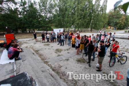 Мізки на паличці з'явились на фасаді колишнього кінотеатру «Дніпро»