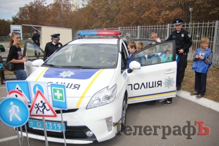 Кременчугские школьники залезли в полицейский Prius: сигналили и кричали в громкоговоритель