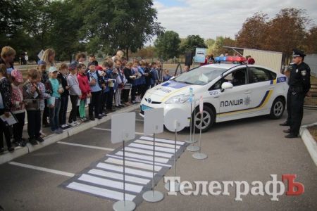 Кременчугские школьники залезли в полицейский Prius: сигналили и кричали в громкоговоритель