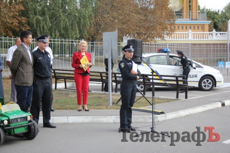 Кременчугские школьники залезли в полицейский Prius: сигналили и кричали в громкоговоритель