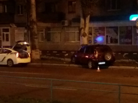 В Кременчуге Chery приехал в дерево