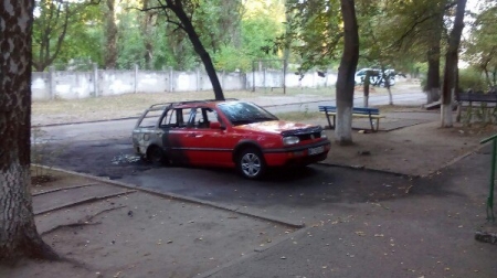 В Кременчуге горел Volkswagen Golf