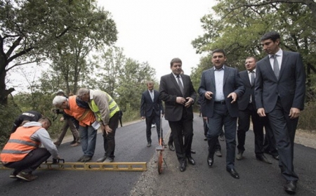 Гройсман остался доволен ремонтом трассы «Полтава-Кременчуг-Александрия» Гройсман остался доволен ремонтом трассы «Полтава-Кременчуг-Александрия»