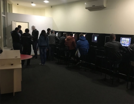 В Кременчуге «накрыли» два игровых зала, замаскированные под интернет-клуб В Кременчуге «накрыли» два игровых зала, замаскированные под интернет-клуб