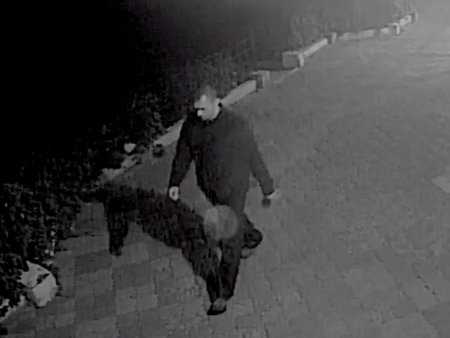 Полиция Полтавы опубликовала фото человека, который разбил мемориальные доски АТОшникам Полиция Полтавы опубликовала фото человека, который разбил мемориальные доски АТОшникам