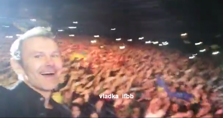 Смотреть всем! Селфи-видео Вакарчука на сцене «Кремень-Арены», снятое на телефон кременчужанки